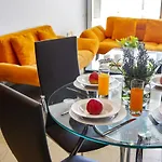 One Bedroom In Fig Tree Bay Апартаменты *